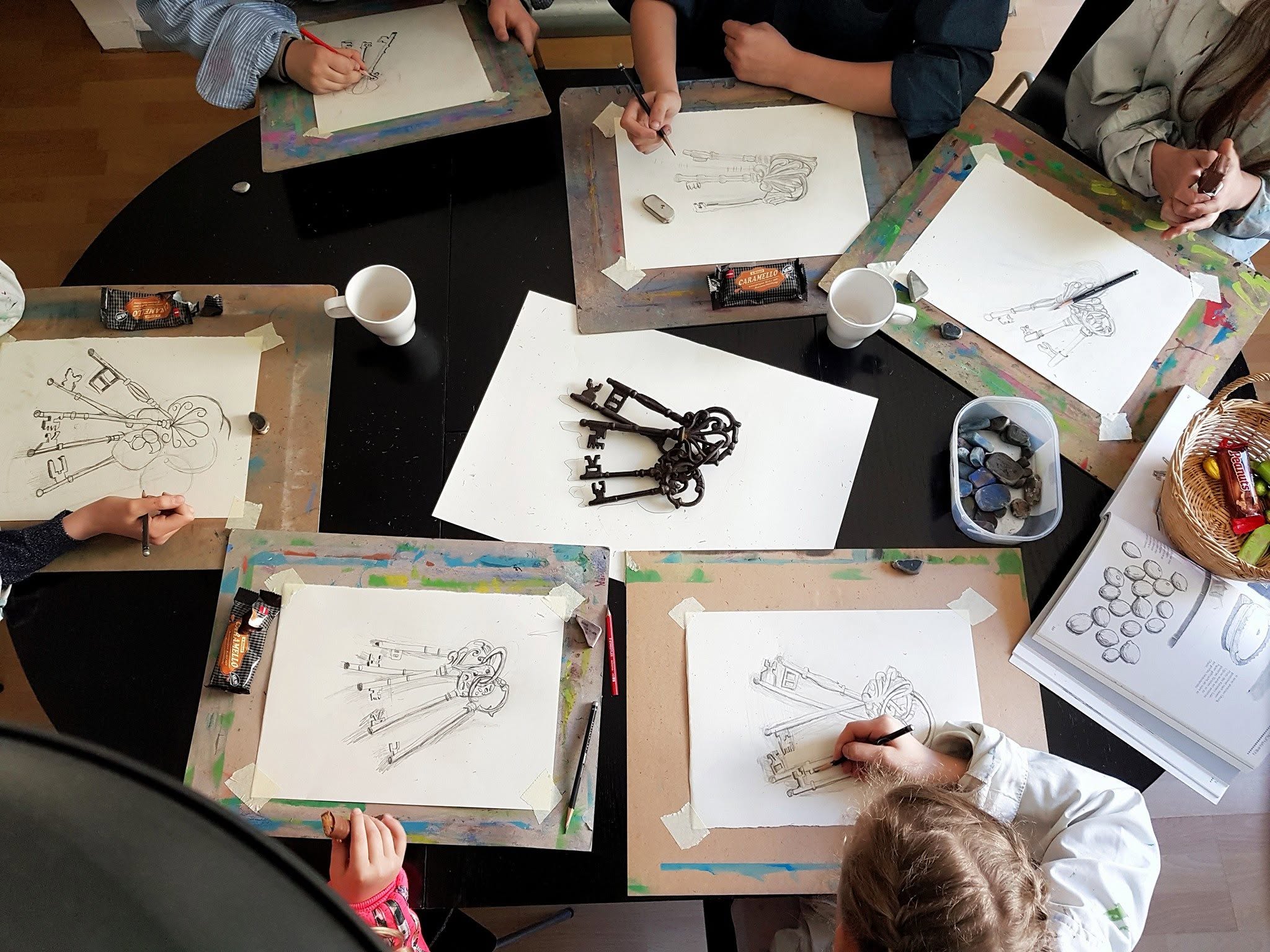 Kinder zeichnen im Kunstunterricht bei JK-Art nach Beobachtung